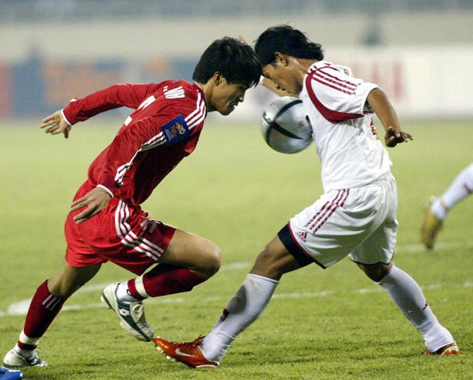 Công Vinh đi bóng trong thất bại 0-3 trước Indonesia ngay tại Mỹ Đình năm 2004.